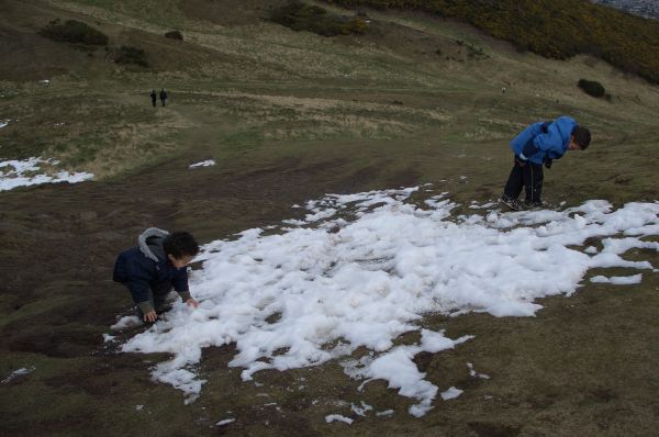 Sam & Robin play in the snow at Arthur's Seat.